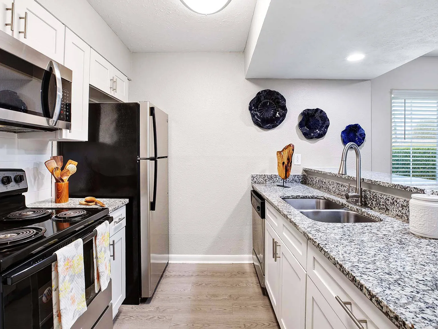 Waters Edge Apartments — Photo 2