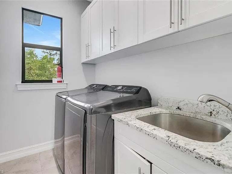 332 14th St SE — Photo 21