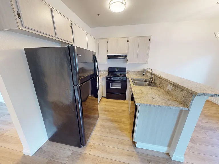 Highland Villa Apartments — Photo 25