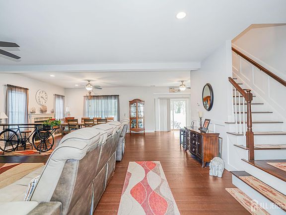 4th image of 741 Beach Ave
