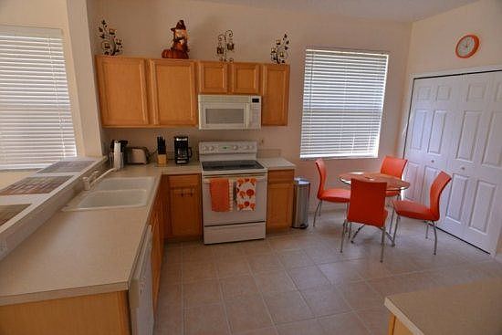 HR5P456HC-kitchen-and-breakfast-nook