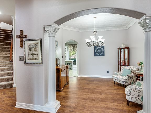 5th image of 221 Hart Ct