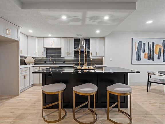 4th image of 221 W 48th St APT 706