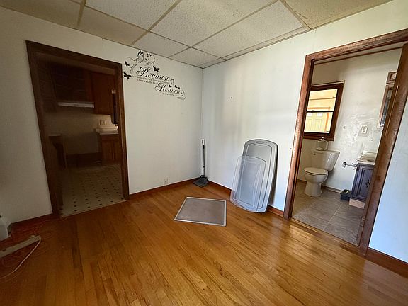 4th image of 521 E Pleasant St