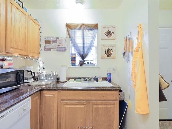 5th image of 920 Navarro Dr