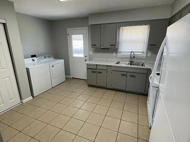 3351-3353 Woodmar Ct — Photo 2
