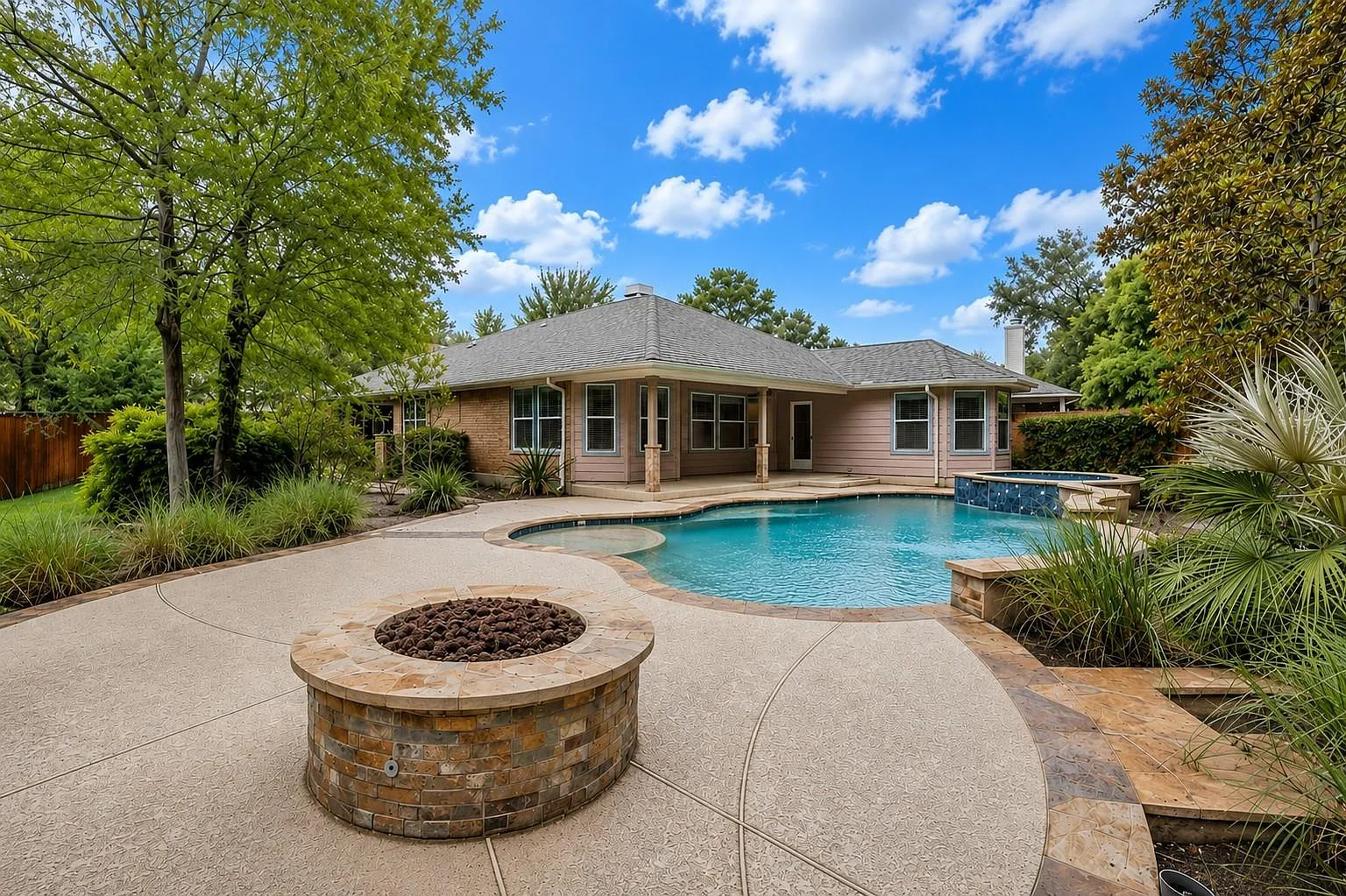 3 bed, 2.0 bath, 1958 sqft, $3,600 — Photo 1
