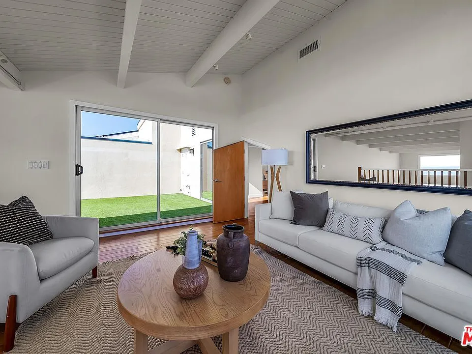 4 Lighthouse St #13