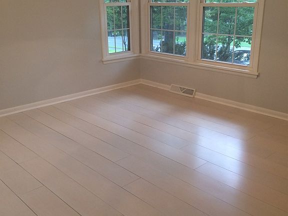 3rd image of 998 Parkwood Dr