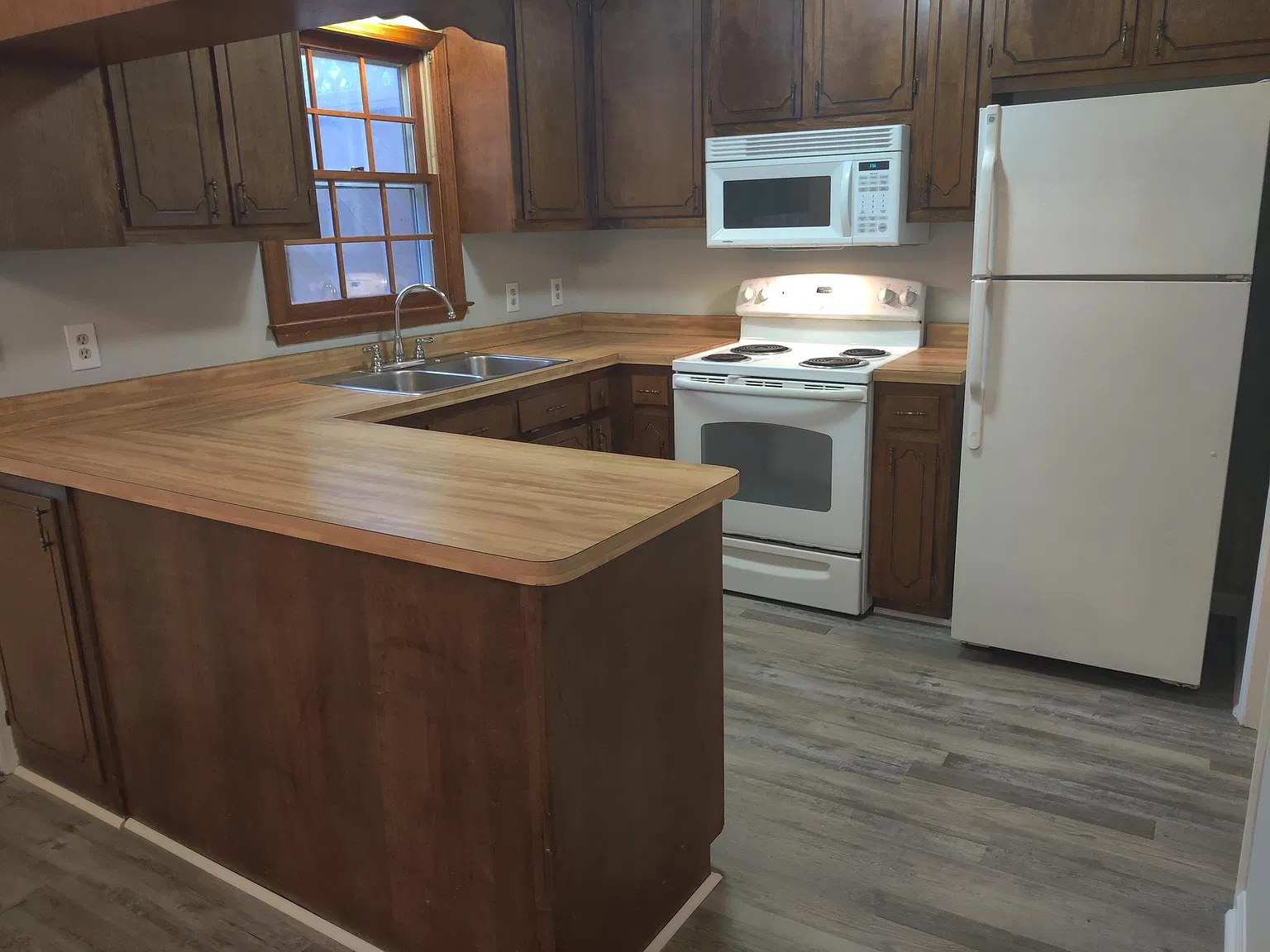 3 bed, 2.5 bath, 1456 sqft, $1,645 — Photo 2