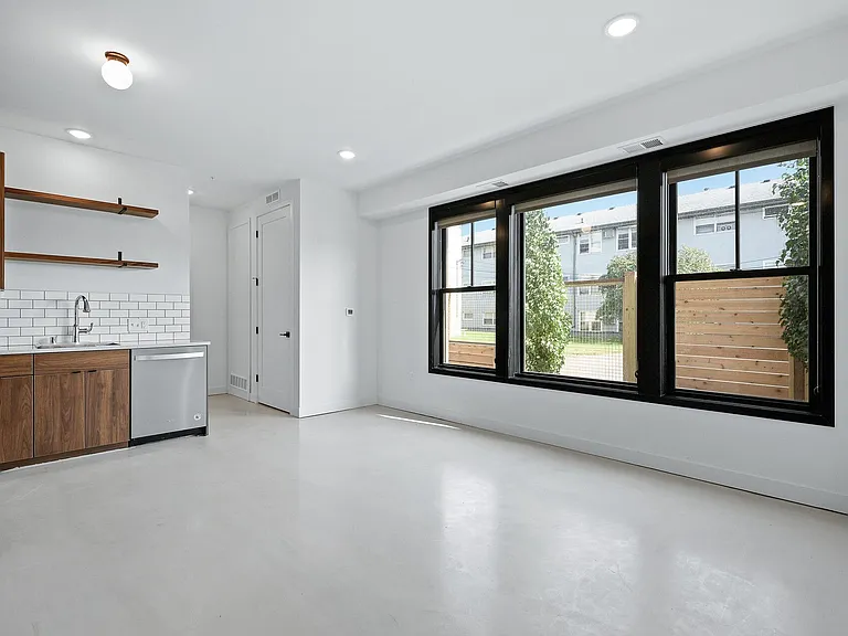 Laurel Apartments — Photo 11