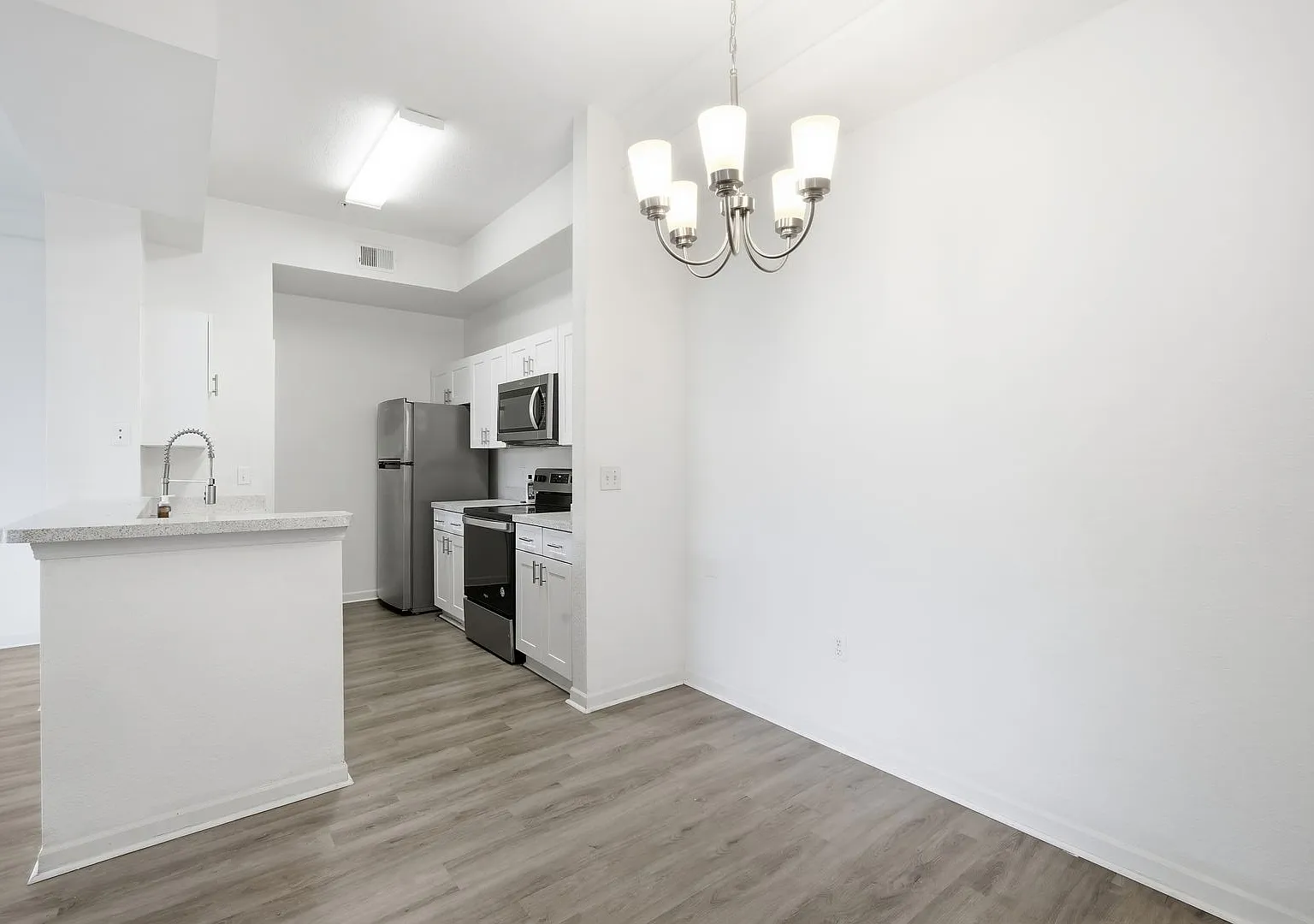 Spacious 1-Bedroom Condo with Screened Balcony & Community Pool — Photo 4