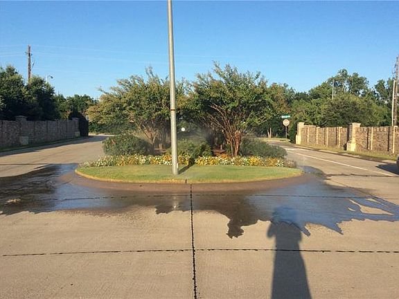 3rd image of 2732 Hyde Park Dr