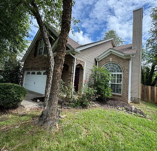 212 Claybrook Ln — Photo 1