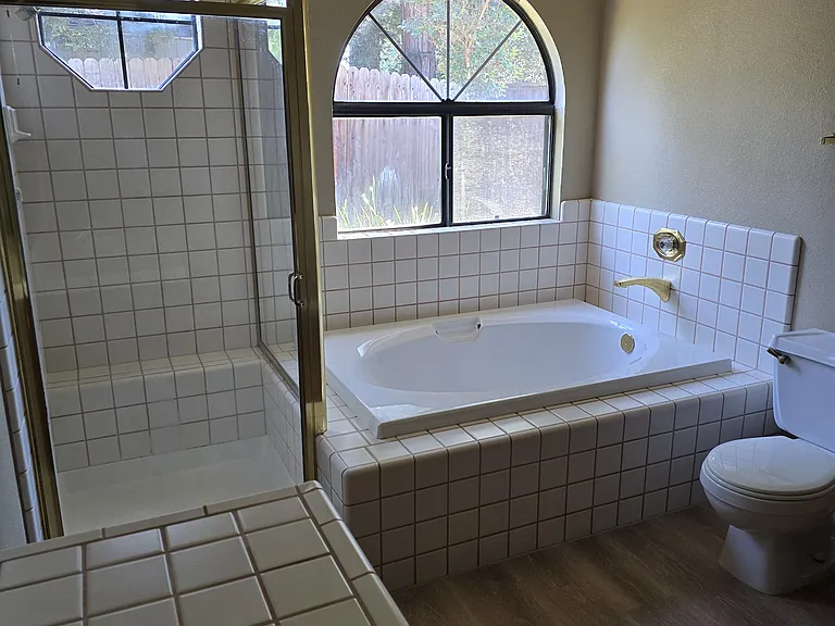 421 Community Dr — Photo 17