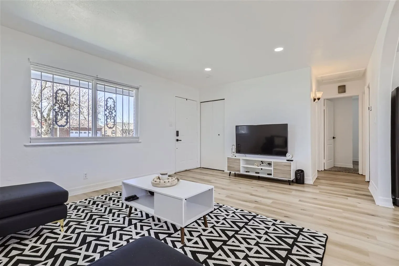 4 bed, 2.0 bath, 1894 sqft, $4,200 — Photo 2