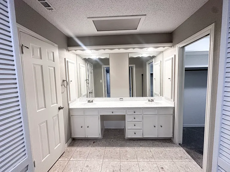 401 Lake Louise Ct — Photo 38