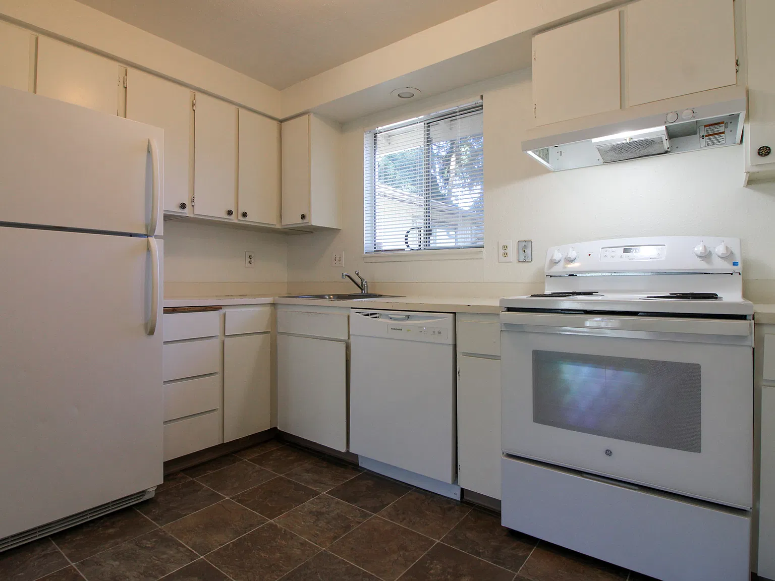 2 bed, 800 sqft, $1,275 — Photo 4