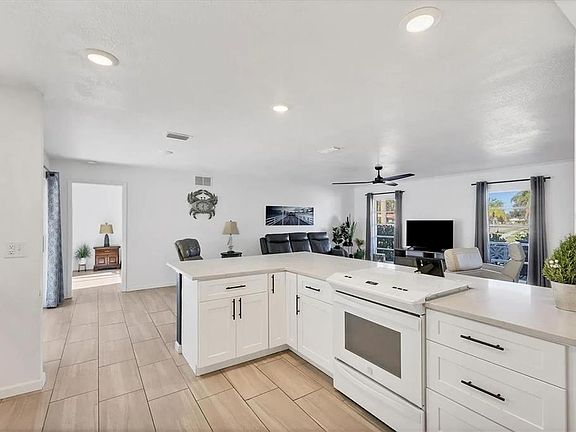 2nd image of 2410 Cass St #2410