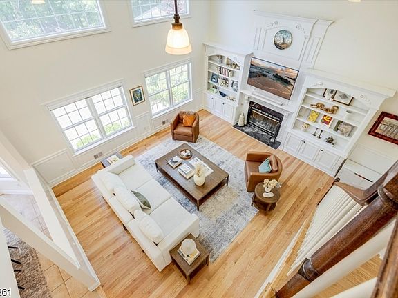 4th image of 15 Winding Ridge Rd