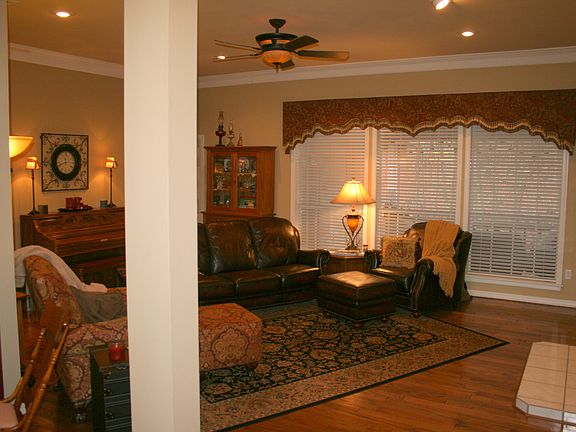 Great room overlooks deck