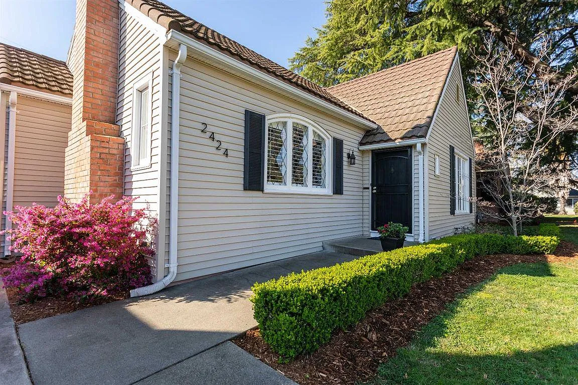 2424 Montgomery Way photo 1