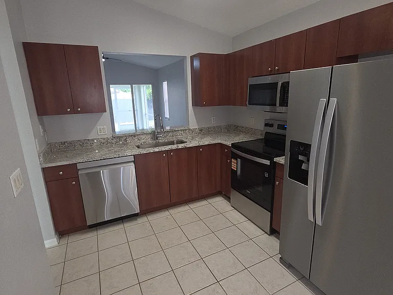 1032 SE 11th St #1 — Photo 2