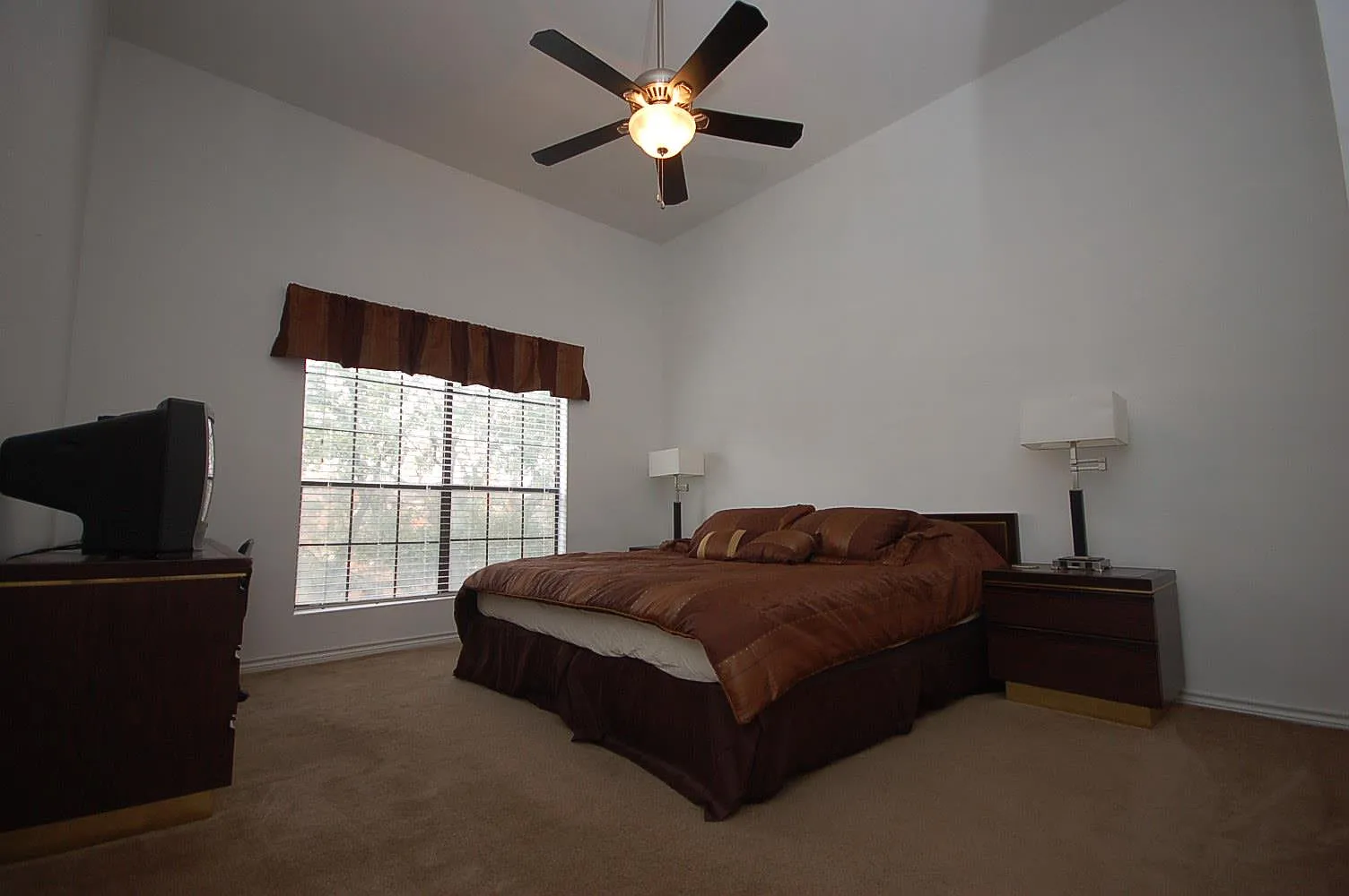 2 bed, 1.0 bath, 698 sqft, $1,300 — Photo 4