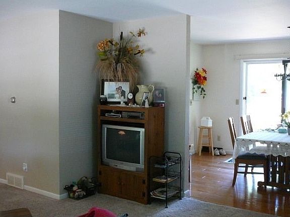 4th image of 238 Rosalyn Ave
