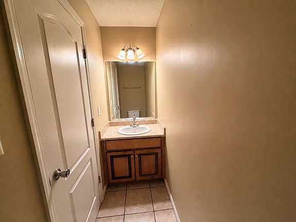 4th image of 2705 Pineview Dr APT A
