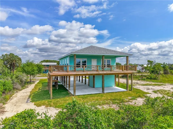 233 W Club Oak Ln, Rockport, TX 78382