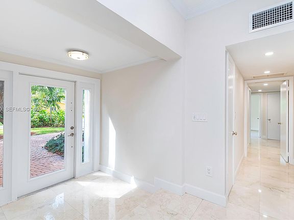 3rd image of 310 Harbor Ct