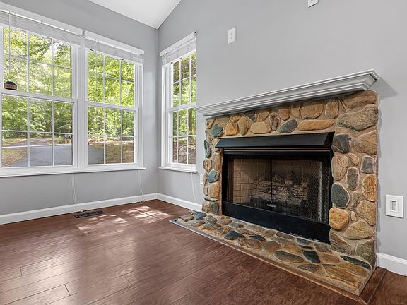 4th image of 495 Jefferson Dr