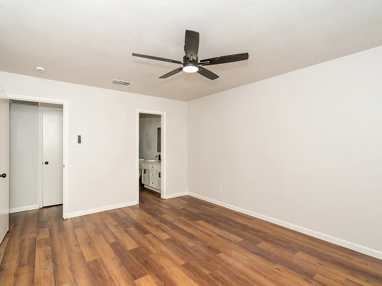 Primary bedrooms downstairs