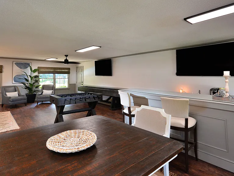 Chateau Apartments — Photo 5