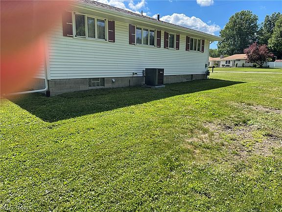 3rd image of 572 Thomas Ln