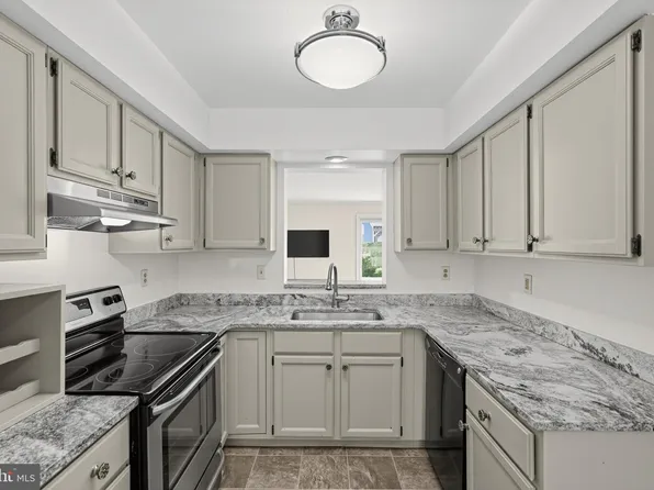 16 Oak St, Phoenixville, PA 19460
