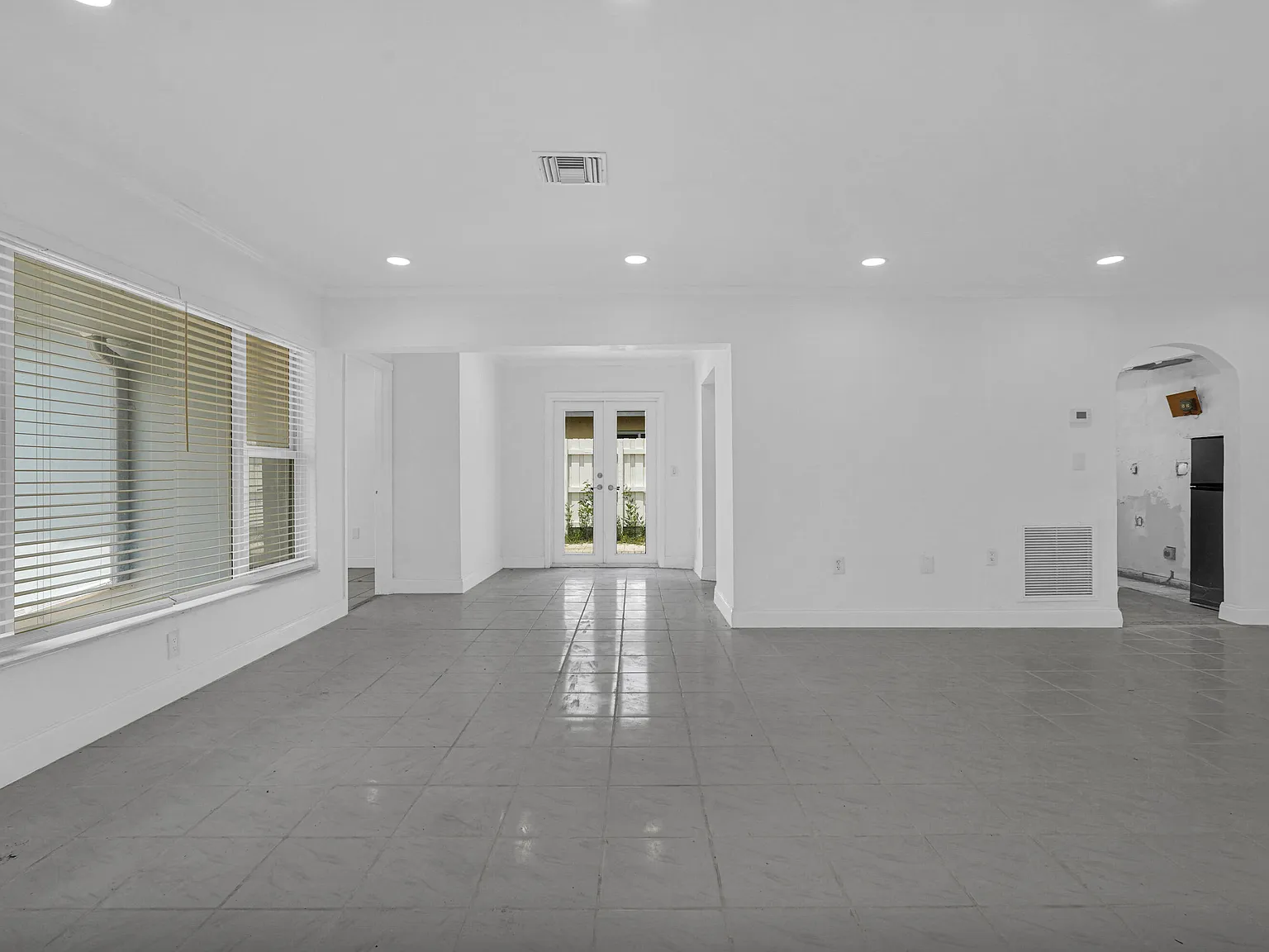 3 bed, 1.0 bath, 1292 sqft, $3,000 — Photo 4