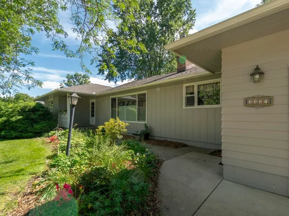 2227 Terrace Dr, Cedar Falls, IA 50613