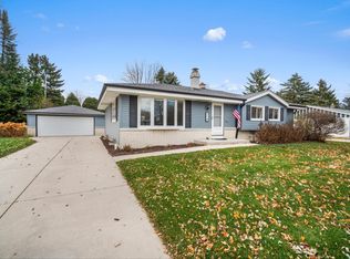 218 W Lilac Ln, Grafton, WI 53024