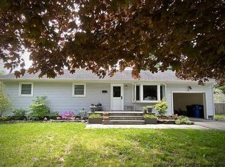 17 Cambridge Dr, Red Hook, NY 12571