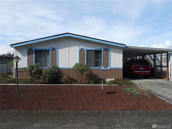 Nice office area with built-ins. Could be a third bedroom.