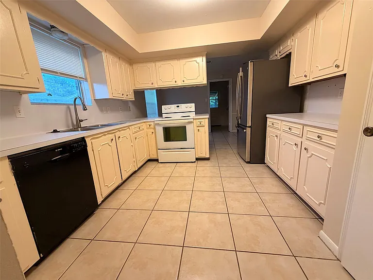 120 Texas Ave — Photo 4