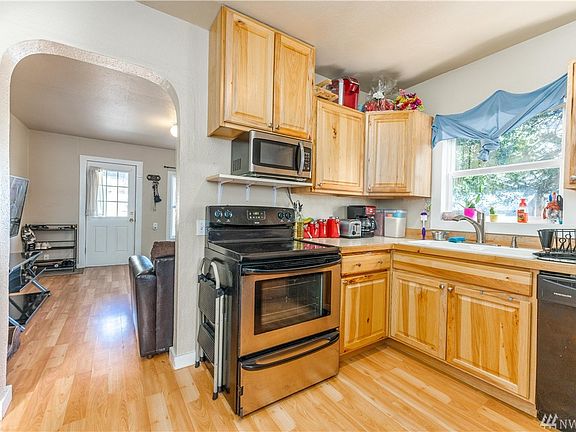 5th image of 125 Chelan Ave