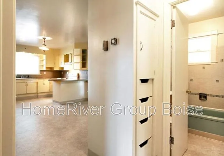 2201 W Dorian St — Photo 7