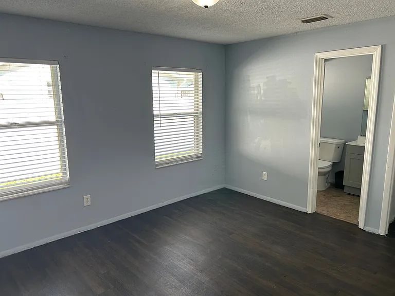 1404 Dexter Dr N — Photo 9