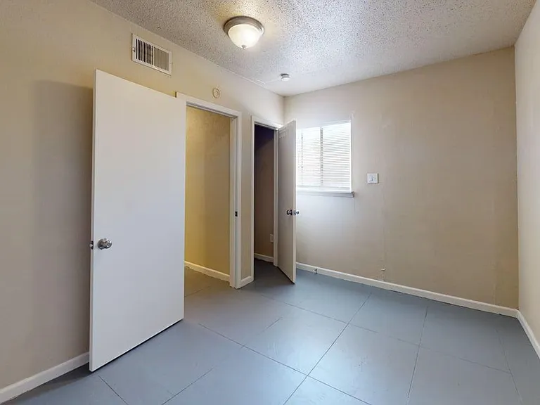 915 S 15th St — Photo 25