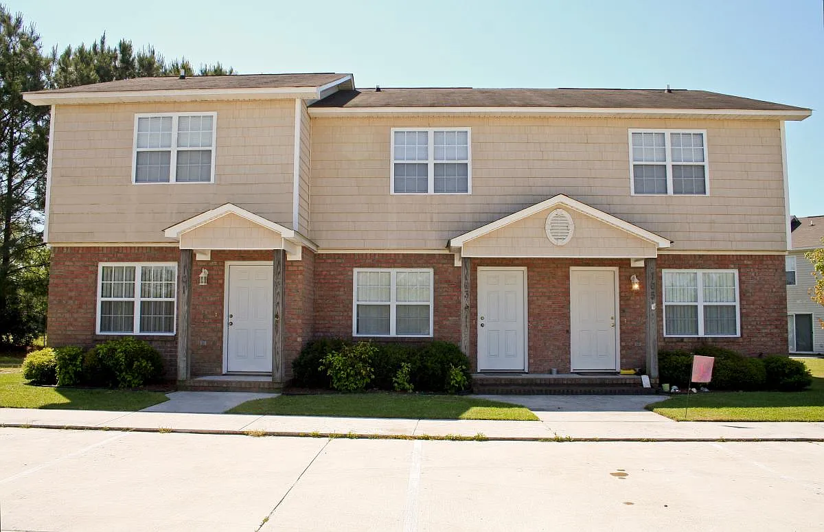 2 bed, 1.5 bath, 1040 sqft, $1,400 — Photo 2