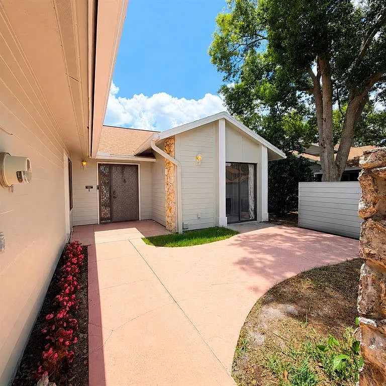 3 bed, 2.0 bath, 1730 sqft, $2,500 — Photo 3