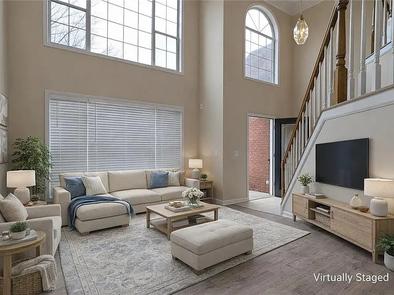 710 Suwanee Lakes Cir — Photo 2